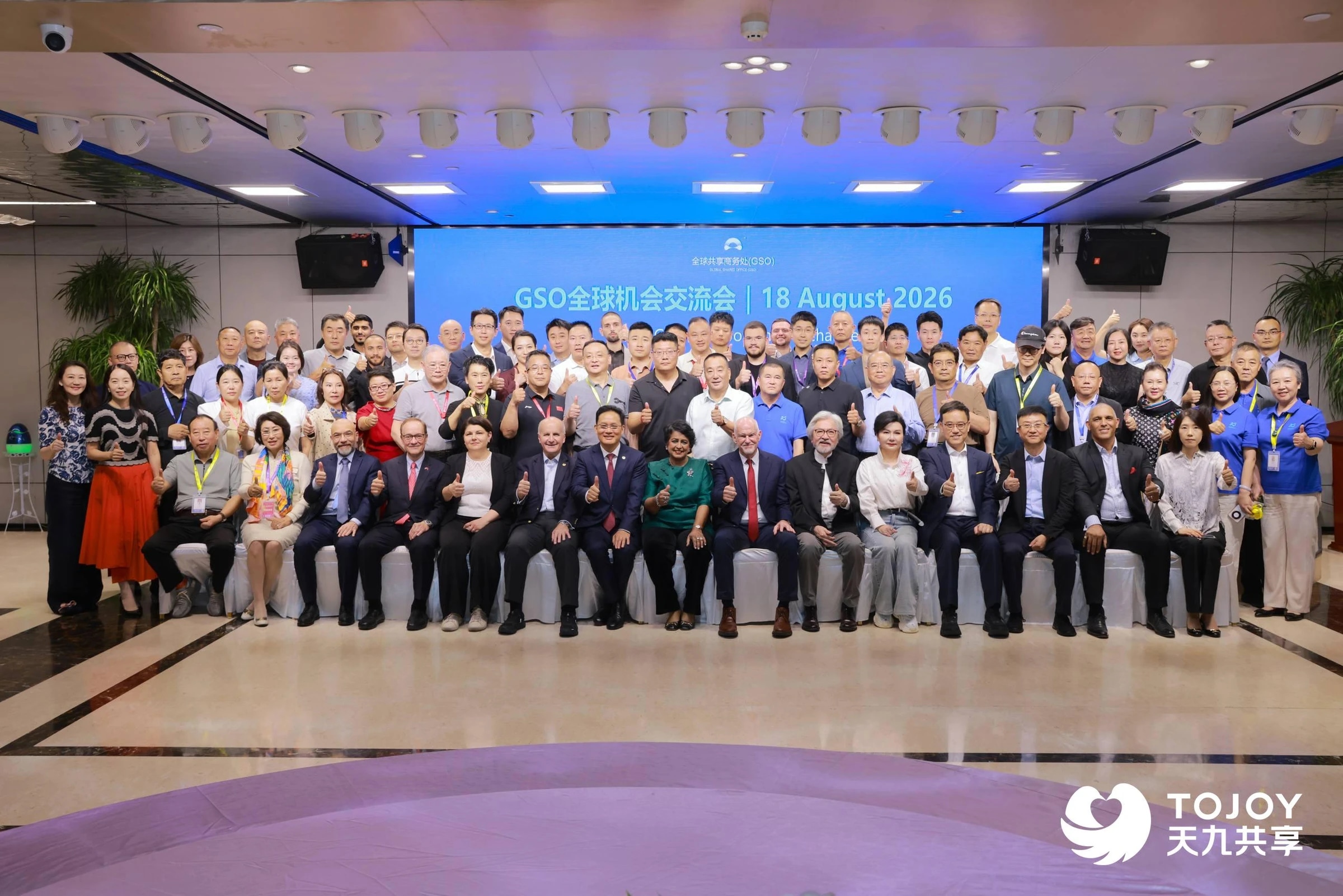 GSO 代表团随访期间在游船甲板合影